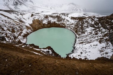 Viti Krateri ve Gölü, Kuzey İzlanda 'daki Vatnajokull Ulusal Parkı' nda karlı bir sonbahar öğleden sonrasında kar altında...