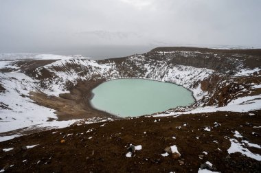 Viti Krateri ve Gölü, Kuzey İzlanda 'daki Vatnajokull Ulusal Parkı' nda karlı bir sonbahar öğleden sonrasında kar altında...