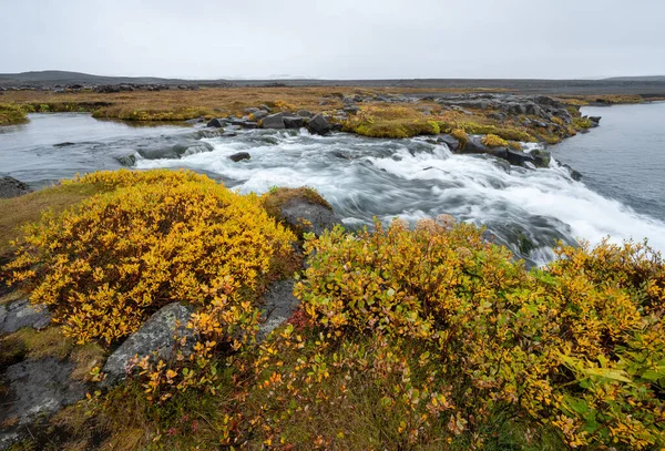 Grafarlandsfoss Πέφτει Μέσα Πολύχρωμη Φθινοπωρινή Βλάστηση Και Μαύρα Πεδία Λάβας — Φωτογραφία Αρχείου