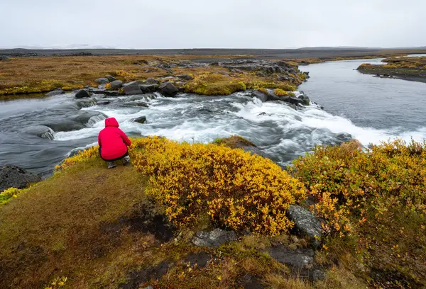 Γυναίκα Κόκκινο Αδιάβροχο Φωτογραφίζοντας Grafarlandsfoss Πέφτει Στα Βόρεια Ισλανδικά Υψίπεδα — Φωτογραφία Αρχείου