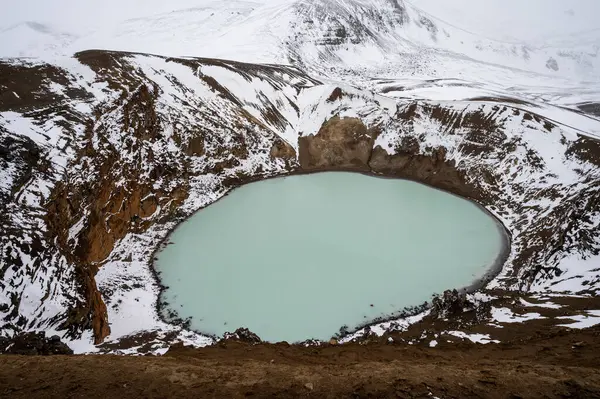 Viti Krateri ve Gölü, Kuzey İzlanda 'daki Vatnajokull Ulusal Parkı' nda karlı bir sonbahar öğleden sonrasında kar altında...