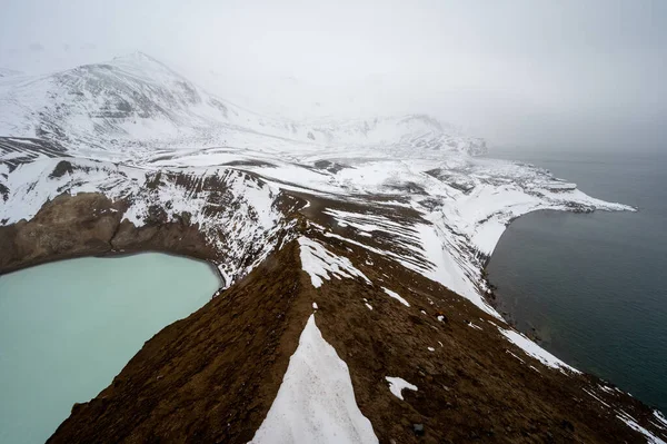 秋天下雪天 冰岛Vatnajokull国家公园Viti Crater与Askja Crater之间的天然桥梁 — 图库照片