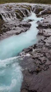 Bruarfoss - Köprü Şelalesi - İzlanda 'nın Altın Daire rotası üzerinde bulutlu sonbahar gökyüzünün altında 4K.
