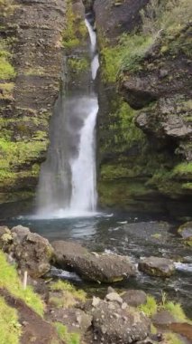 Güney İzlanda 'daki Fjallabak Doğa Rezervi yolunda şelale güneşli bir sonbahar sabahı 4K.