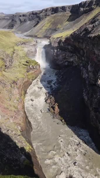 Водоспад Річка Каньйоні Маркарфлюотсглюф Природному Заповіднику Фіаллабад Ісландія Сонячний Осінній — стокове відео