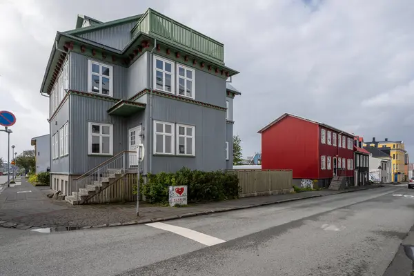 Reykjavik Islandia Września 2023 Rezydencyjna Scena Uliczna Charakterystyczną Konstrukcją Falistego — Zdjęcie stockowe