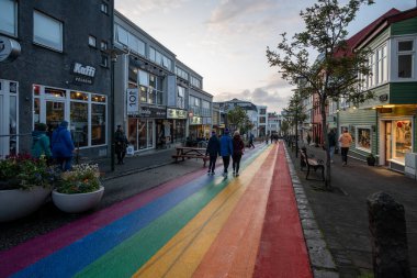 Reykjavik, İzlanda - 3 Eylül 2023 - Şehir merkezindeki Gökkuşağı Sokağı.