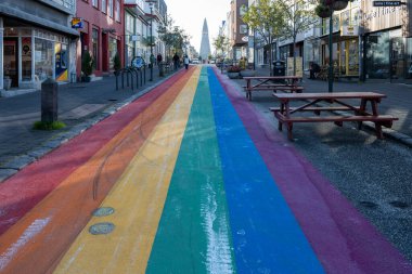 Reykjavik, İzlanda - 4 Eylül 2023 - Şehir merkezindeki Gökkuşağı Sokağı.