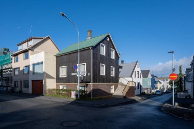 Reykjavik, İzlanda - 4 Eylül 2023 - Karakteristik kıvrımlı demir yapısını gösteren yerleşim yeri.