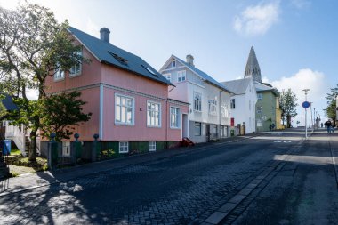Reykjavik, İzlanda - 4 Eylül 2023 - Karakteristik kıvrımlı demir yapısını gösteren yerleşim yeri.
