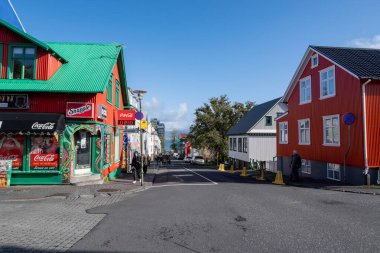 Reykjavik, İzlanda - 3 Eylül 2023 - Karakteristik kıvrımlı demir bina yapısını gösteren renkli sokak sahnesi.