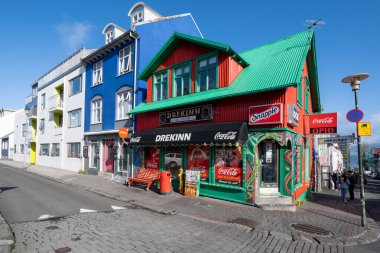 Reykjavik, İzlanda - 3 Eylül 2023 - Karakteristik kıvrımlı demir bina yapısını gösteren renkli sokak sahnesi.
