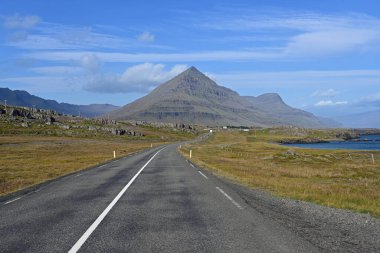 İzlanda 'nın doğusundaki Bulandstindur volkanı güneşli bir sonbahar sabahında Ring Road' dan görüldü..