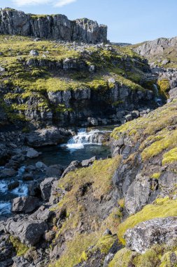 Berufjardara nehir vadisi ve Fossarfell dağı, İzlanda 'nın doğusundaki 939 no' lu karayolundan güneşli bir sonbahar sabahında..