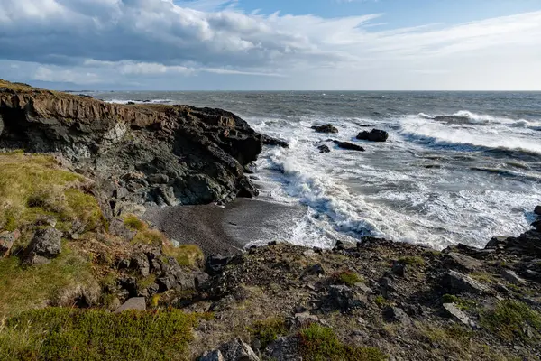 Mares Tormentosos Escarpada Costa Este Islandia Con Fuertes Vientos Soleada — Foto de Stock
