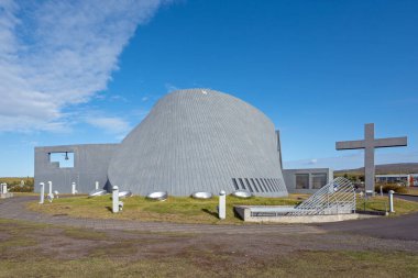 Sarışınlar, İzlanda - 11 Eylül 2023 - Yanardağ şekilli Bloduoskirkja Kilisesi güneşli bir sonbahar sabahı.