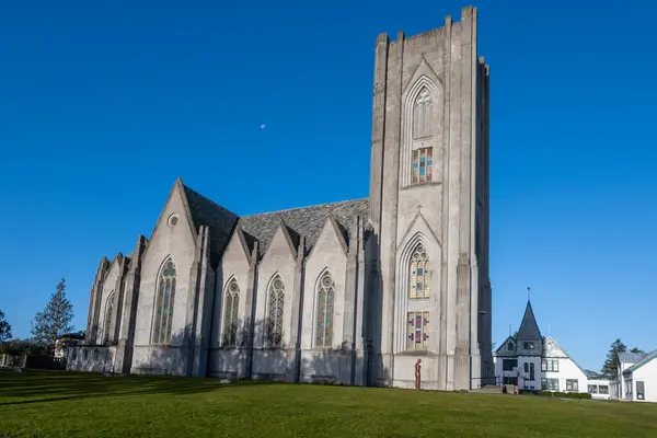 stock image Reykjavik, Iceland - September 4, 2023 - Landakotskirkja, Christ the King Cathedral, on perfectly clear blue autumn morning.