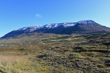 Güneşli sonbahar gökyüzü altında İzlanda, Akureyri yakınlarındaki Halka Yolu 'ndaki volkanik manzara.