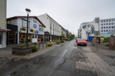 Akureyri, İzlanda - 9 Eylül 2023 - Şehir merkezinde hava bulutlu sonbahar sabahı sokak sahnesi.