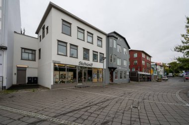 Akureyri, İzlanda - 9 Eylül 2023 - Şehir merkezinde hava bulutlu sonbahar sabahı sokak sahnesi.