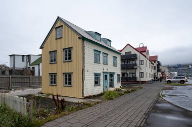 Akureyri, İzlanda - 9 Eylül 2023 - Strandgata 'da bulutlu bir sonbahar sabahı terk edilmiş renkli bir bina.