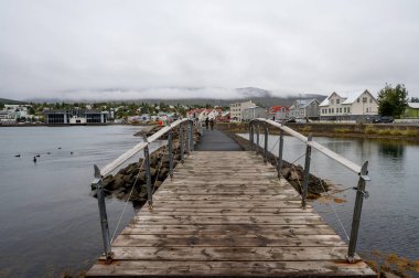 Akureyri, İzlanda - 9 Eylül 2023 - Strandgata yolu boyunca gemi terminalinden şehir manzarası.