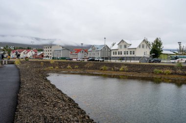 Akureyri, İzlanda - 9 Eylül 2023 - Strandgata yolu boyunca gemi terminalinden şehir manzarası.
