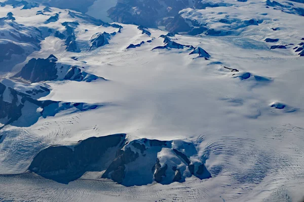 晴朗的秋日 从飞机窗口俯瞰格陵兰南部的山脉 裂缝和冰川 — 图库照片#