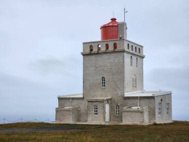 Dyrholaey Deniz Feneri, İzlanda 'nın güney sahilinde, Vik kasabası yakınlarında, rüzgarlı bir sonbahar öğleden sonrası..