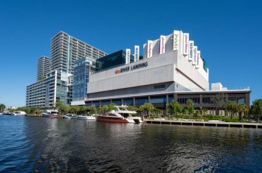 Miami, Florida - 21 Ekim 2023 - Güneşli bir sonbahar sabahı Miami Nehri üzerindeki River Landing yerleşim ve ticari kompleksi.