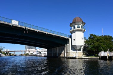 Miami, Florida - 21 Ekim 2023 - Miami Nehri asma köprü istasyonu açık sonbahar gökyüzü altında.