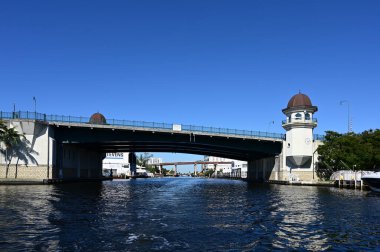 Miami, Florida - 21 Ekim 2023 - Miami Nehri asma köprü istasyonu açık sonbahar gökyüzü altında.