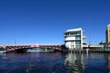 Miami, Florida - 21 Ekim 2023 - Miami River Art deco asma köprü istasyonu açık güneşli sonbahar gökyüzü altında.