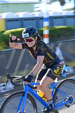 Panama City Beach, Florida - 4 Kasım 2023 - 2023 Ironman yarışmasında bisikletli bayan sporcu.