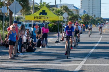 Panama City Beach, Florida - 4 Kasım 2023 - Bisikletçiler güneşli bir sonbahar öğleden sonrasında 2023 Ironman yarışında yarışıyorlar.