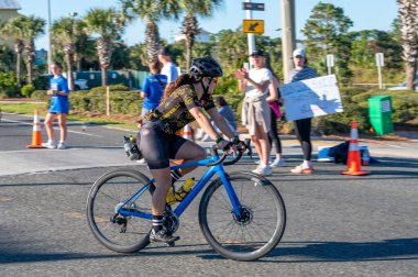 Panama City Beach, Florida - 4 Kasım 2023 - 2023 Ironman yarışmasında bisikletli bayan sporcu.