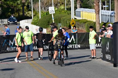 Panama City Beach, Florida - 4 Kasım 2023 - 2023 Ironman yarışmasında bisikletli bayan sporcu.