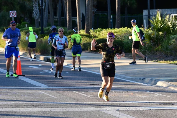 Panama City Beach, Florida - 4 Kasım 2023 - Genç kadın 2023 Ironman yarışmasının maraton bölümünde koşuyor.