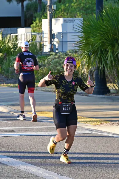 Panama City Beach, Florida - 4 Kasım 2023 - Genç kadın 2023 Ironman yarışmasının maraton bölümünde koşuyor.