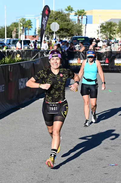 Panama City Beach, Florida - 4 Kasım 2023 - Genç kadın 2023 Ironman yarışmasının maraton bölümünde koşuyor.