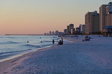 Panama City Plajı, Florida - 3 Kasım 2023 - Bulutsuz bir sonbahar öğleden sonrası akşam saatlerinde sahil ve kıyı manzaralı binalar.