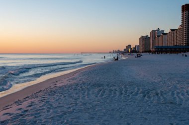 Panama City Plajı, Florida ve deniz kıyısındaki konutları bulutsuz bir sonbahar akşamında alacakaranlıkta.