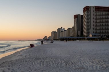 Panama City Plajı, Florida - 3 Kasım 2023 - Bulutsuz bir sonbahar öğleden sonrası akşam saatlerinde sahil ve kıyı manzaralı binalar.