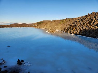 Grindavik, İzlanda - 11 Eylül 2023 - açık güneşli bir öğleden sonra İzlanda, Gridavik yakınlarında Blue Lagoon Jeotermal Hamamları.