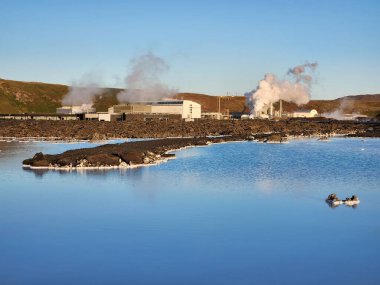 Grindavik, İzlanda - 11 Eylül 2023 - Svartsengi Jeotermal Santrali Mavi Göl 'ün arkasında açık güneşli bir öğleden sonra.
