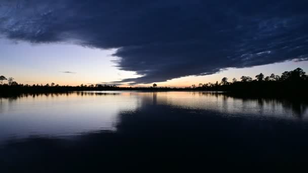 Prazo Pôr Sol Paisagem Nublada Crepúsculo Sobre Pine Glades Lake — Vídeo de Stock