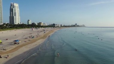 Miami Beach, Florida 'da güneşli bir yaz sabahında, gündoğumunda çekilmiş hava görüntüleri..