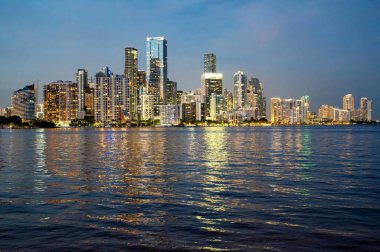 Miami, Florida - 12-27-2023 Şehir silüeti ve ışıklar Biscayne Körfezi 'nin sakin sularına yansıdı..