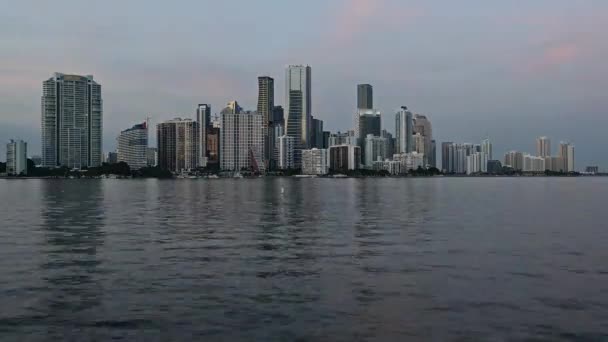 マイアミ市のタイムラプス フロリダのスカイラインは夕方のツィライトでビスケイン湾に反映 — ストック動画