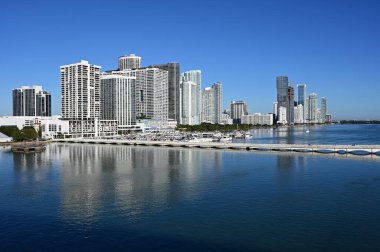 Miami, Florida 'daki Biscayne Körfezi' nde sakin, güneşli bir Aralık sabahı, yerleşim yeri ve Venedik Geçidi...